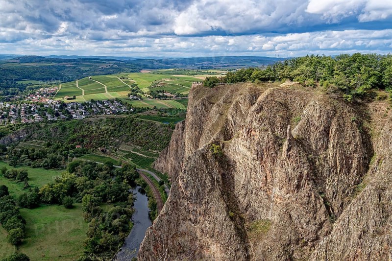 Ausblick vom Rotenfels, einer Steilwand am Naheufer im Naturpark Soonwald-Nahe, auf das Nahetal und die Stadt Bad Kreuznach, OT Bad Münster, im Weinbaugebiet der Pfalz. Traisen, Landkreis Bad Kreuznach, Rheinland-Pfalz, Deutschland