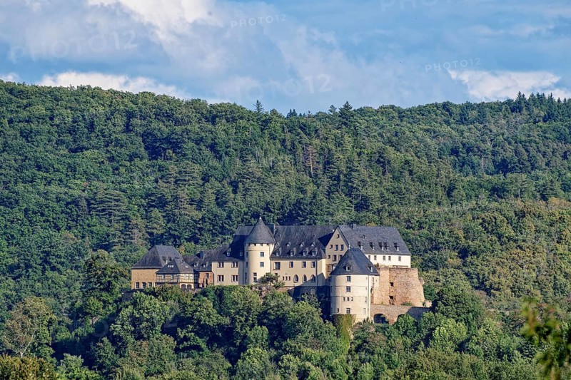 Die Burg Ebernburg, eine Höhenburg am bewaldeten Hang oberhalb von Bad Münster, Landkreis Bad Kreuznach. Sie dient als Familienferien-, Bildungsstätte und Tagungshaus, mit Gastronomie. Bad Münster, Rheinland-Pfalz, Deutschland