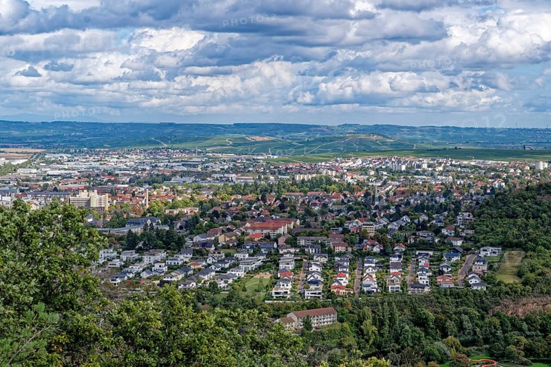 Ausblick vom Rotenfels, einer Steilwand am Naheufer im Naturpark Soonwald-Nahe, auf das Nahetal und die Stadt Bad Kreuznach, im Weinbaugebiet der Pfalz. Traisen, Landkreis Bad Kreuznach, Rheinland-Pfalz, Deutschland