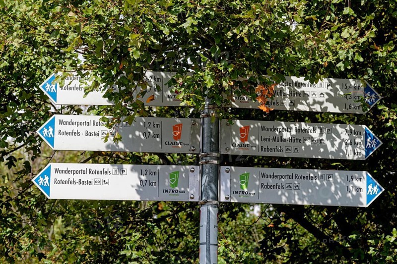 Wegweiser im Wandergebiet Rotenfels im Naturpark Soonwald-Nahe in der Pfalz. Traisen, Landkreis Bad Kreuznach, Rheinland-Pfalz, Deutschland