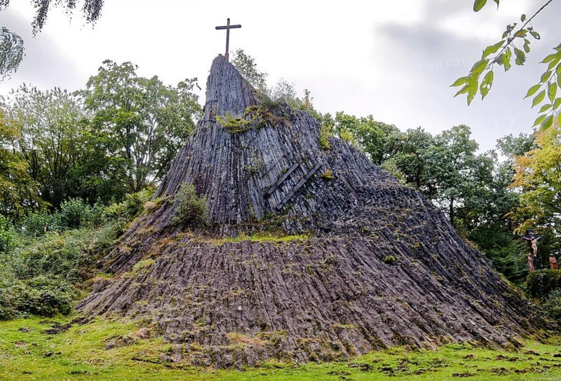 Nationaler Geotop Druidenstein, auch Herkersdorfer Köppel, ist ein kegelförmiger Fels aus Basalt in Hellerbergland, Siegerland. Kirchen Sieg, Nordrhein-Westfalen, Deutschland
