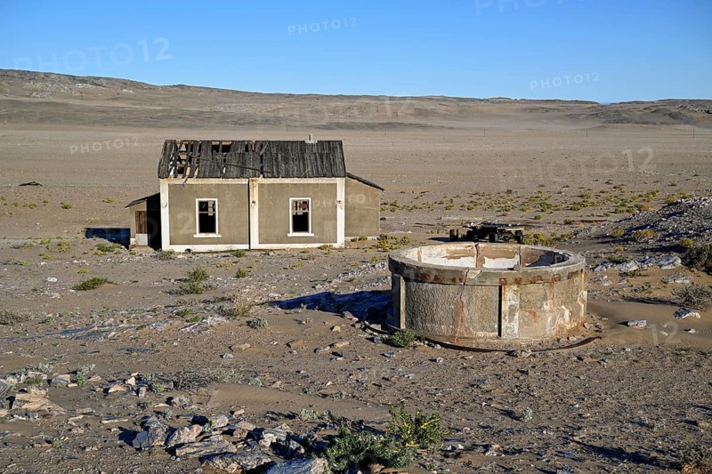 Altes Gebäude und Wasserbecken in Grillenthal, einst Versorgungsstation für Frischwasser, Diamentensperrgebiet, bei Lüderitz, Region Karas, Namibia