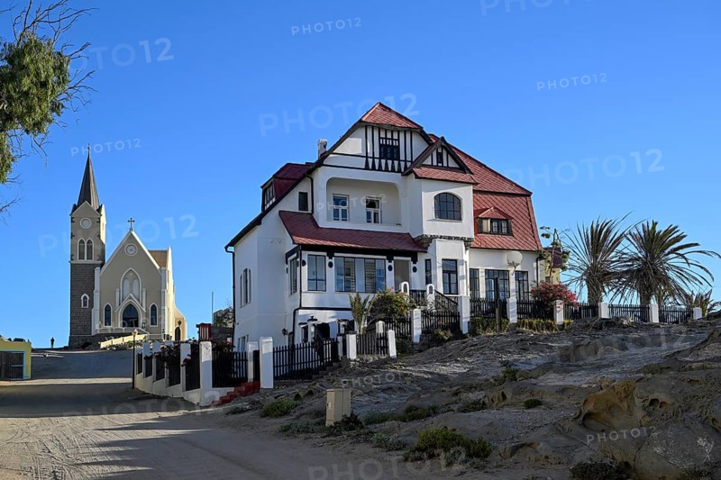 Fachwerkhaus in der Kirchstraße, im Hintergrund die Felsenkirche, Lüderitz, Region Karas, Namibia