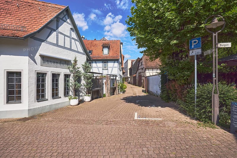 Blumengeschäft lavendula, Fachwerkhäuser, historische Gebäude, Altstadt, allgemeine Architektur, Spitzdächer mit roten Dachpfannen, Behindertenparkplatz, Gehweg aus Betonpflastersteinen, Bäume, blauer Himmel, Cumuluswolken, Kreuzung Taubengasse mit Burgstraße, Hofheim am Taunus, Main-Taunus-Kreis, Hessen, Deutschland