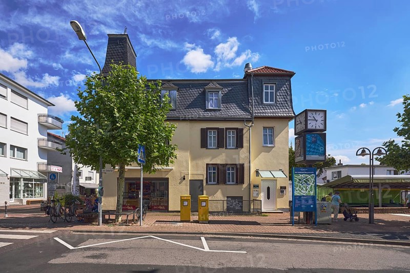 Historisches Gebäude, allgemeine Architektur, öffentliche Uhr, Fahrbahnmarkierung Zickzacklinie, Bäume, blauer Himmel, Cumuluswolken, Cirrostratuswolken, Straße Am Untertor, Hofheim am Taunus, Main-Taunus-Kreis, Hessen, Deutschland