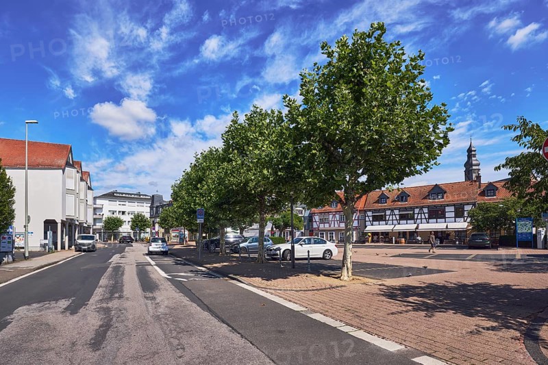 Allgemeine Architektur, Laterne, Straße aus Asphalt, Parkplatz mit Autos, Bäume, blauer Himmel, Cumuluswolken, Cirrostratuswolken, Parkplatz Untertor, Am Untertor, Hofheim am Taunus, Main-Taunus-Kreis, Hessen, Deutschland