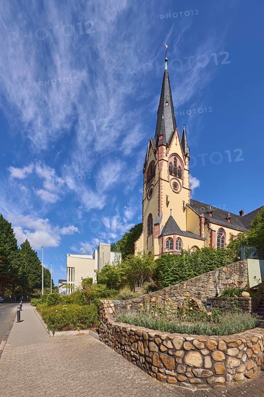 Evangelische Johanneskirche, Kirche, moderne Gebäude, Absperrpoller, Natursteinmauer, Bäume, blauer Himmel, Cumuluswolken, Cirrostratuswolken, Kurhausstraße, Hofheim am Taunus, Main-Taunus-Kreis, Hessen, Deutschland