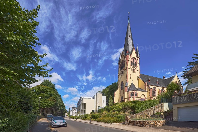 Evangelische Johanneskirche, Kirche, Parkstreifen mit Autos, moderne Gebäude, Laterne, Bäume, tiefblauer Himmel, Cumuluswolken, Cirrostratuswolken, Kurhausstraße, Hofheim am Taunus, Main-Taunus-Kreis, Hessen, Deutschland