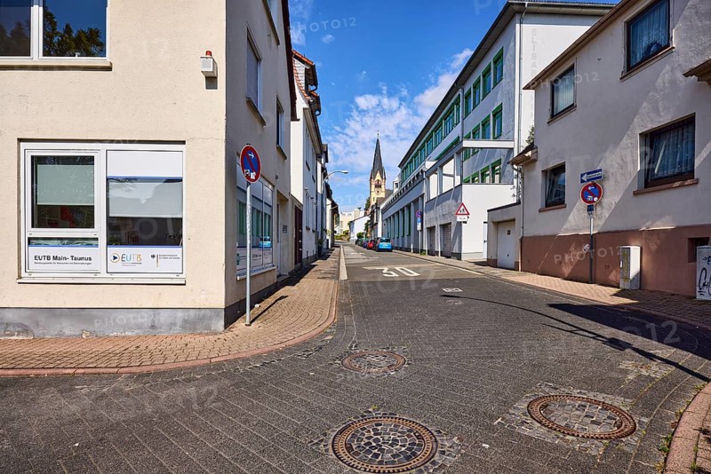 Allgemeine Architektur, Häuser, Gebäude, Straße, Kanaldeckel, Zone-30-Markierung, Einbahnstraße, Verkehrsschilder, eingeschränktes Halteverbot, Kirche, Evangelische Johanneskirche, blauer Himmel, Cumuluswolken, Kurhausstraße, Hofheim am Taunus, Main-Taunus-Kreis, Hessen, Deutschland