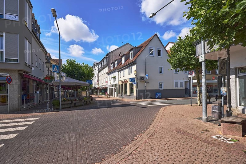 Allgemeine Bebauung, Gebäude, Fußgängerüberweg, Zebrastreifen, Einzelhandelsgeschäfte, Einkaufen, Verkehrsberuhigter Bereich, Verkehrsschild Spielstraße, Laterne, Bäume, Blauer Himmel, Cumuluswolken, Cirrostratuswolken, Kreuzung Am Untertor mit Hauptstraße und Am Alten Bach, Hofheim am Taunus, Main-Taunus-Kreis, Hessen, Deutschland