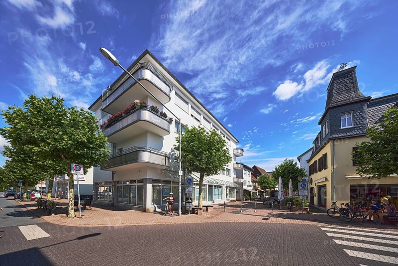 Allgemeine Architektur, Gebäude, Fußgängerüberweg, Zebrastreifen, Absperrpoller, Fußgängerzone, Stadtbäume, moderne Architektur, blauer Himmel, Cumuluswolken, Cirrostratuswolken, Kreuzung Hauptstraße mit Am Untertor und Am Alten Bach, Hofheim am Taunus, Main-Taunus-Kreis, Hessen, Deutschland