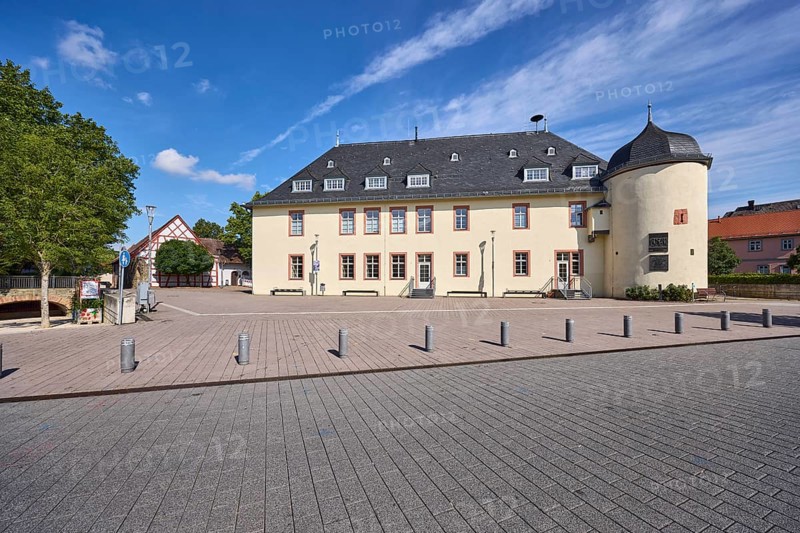 Kellereigebäude Hofheim, Bürgersteig, Absperrpoller, Bäume, Laterne, blauer Himmel, Cumuluswolken, Cirrostratuswolken, Burgstraße, Hofheim am Taunus, Main-Taunus-Kreis, Hessen, Deutschland