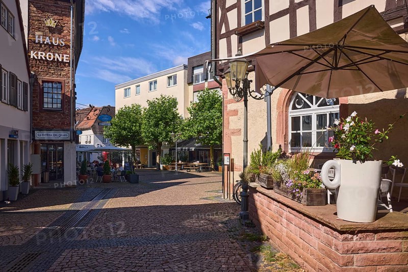 Altes Rathaus Café Hofheim am Taunus, Außenbereich mit Sonnenschirmen, Fachwerkhaus, allgemeine Architektur, ehemaliges Wirtshaus Haus Krone, Gehweg aus Pflastersteinen, Bäume, Fußgängerzone, blauer Himmel, Cirrostratuswolken, Hauptstraße, Hofheim am Taunus, Main-Taunus-Kreis, Hessen, Deutschland