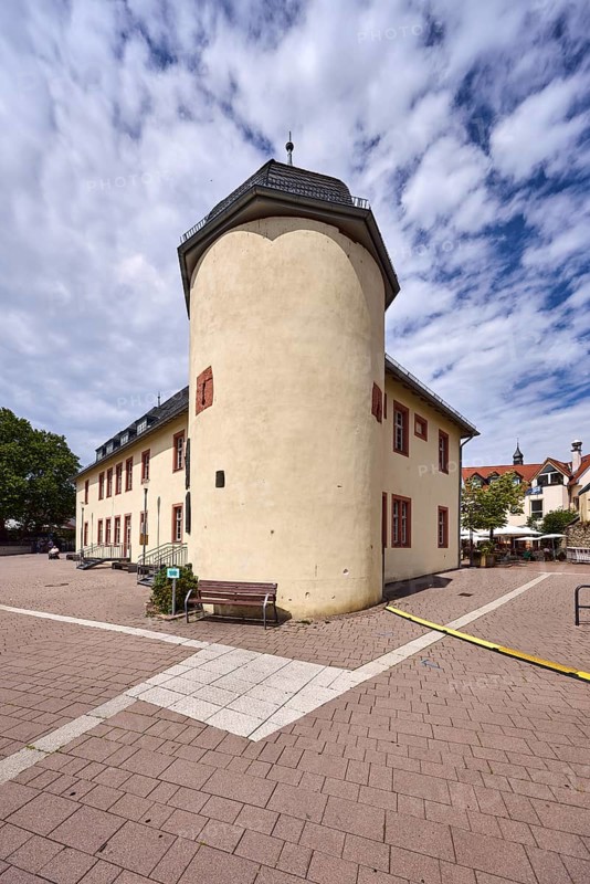 Haus der Vereine, historische Gebäude, Kellerei, allgemeine Architektur, Sitzbank, Bürgersteig aus Betonpflastersteinen, Bäume, blauer Himmel, Altocumuluswolken, Nimbostratuswolken, wolkig, Kellereiplatz, Burgstraße, Hofheim am Taunus, Main-Taunus-Kreis, Hessen, Deutschland