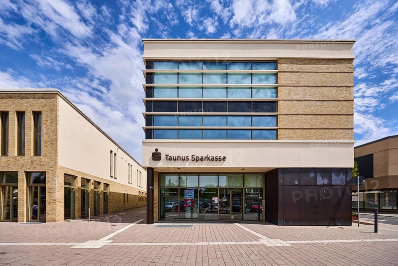 Taunus Sparkasse Anstalt des öffentlichen Rechts, moderne Architektur, Geschäftsgebäude, Bürgersteig aus Betonpflastersteinen, blauer Himmel, Altocumuluswolken, Kellereiplatz, Hofheim am Taunus, Main-Taunus-Kreis, Hessen, Deutschland