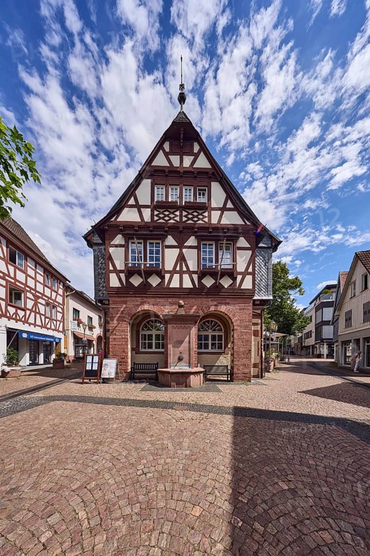 Historisches Rathaus, Fachwerkgebäude, Altes Rathaus Café Hofheim am Taunus, Fußgängerzone, Gehweg aus Pflastersteinen, allgemeine Architektur, Bäume, blauer Himmel, Altocumuluswolken, Cumuluswolken, Kreuzung Langgasse mit Hauptstraße, Hofheim am Taunus, Main-Taunus-Kreis, Hessen, Deutschland