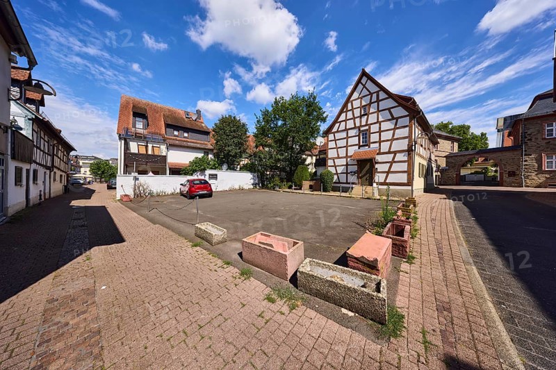 Innenstadt, allgemeine Architektur, Fachwerkhäuser, historische Gebäude, Straße aus Betonpflastersteinen, Parkplatz mit Auto, Bäume, blauer Himmel, Cumuluswolken, Cirrostratuswolken, Kreuzung Burggrabenstraße mit Kirschgartenstraße, Hofheim am Taunus, Main-Taunus-Kreis, Hessen, Deutschland