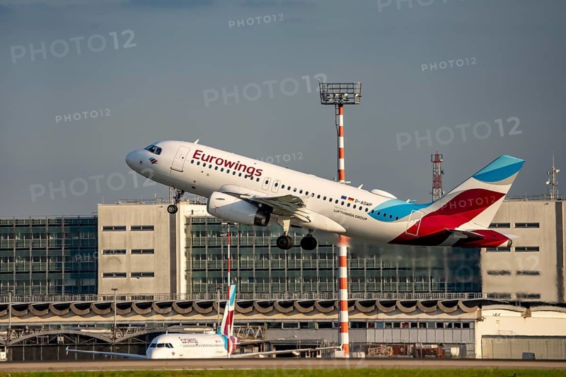 Eurowings Airbus A319 beim Start auf dem Flughaben Düsseldorf, DUS, Nordrhein-Westfalen, Deutschland
