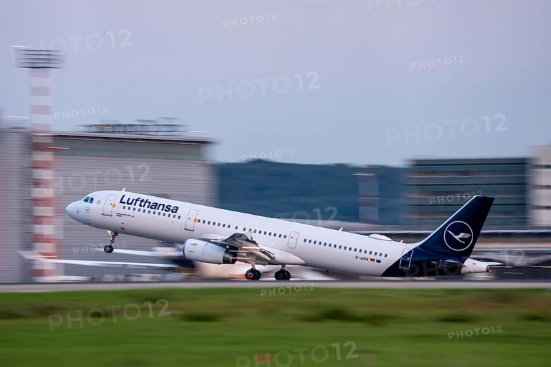 Lufthansa Airbus A32, beim Start auf dem Flughaben Düsseldorf, DUS, Nordrhein-Westfalen, Deutschland