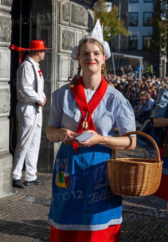 Woman in traditional Dutch dress with basket on sunny day, cheese market, Alkmaar, Alkmar, Noord-Holland, North Holland, Netherlands