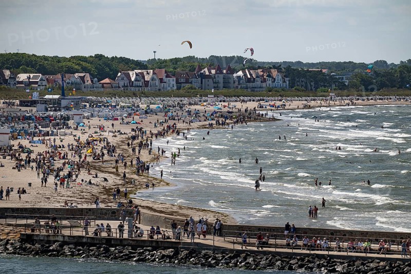 Holidaymakers on the beach and bathing in the sea, kite surfers in the surf, Warnemünde, Rostock, Mecklenburg-Vorpommern, Germany