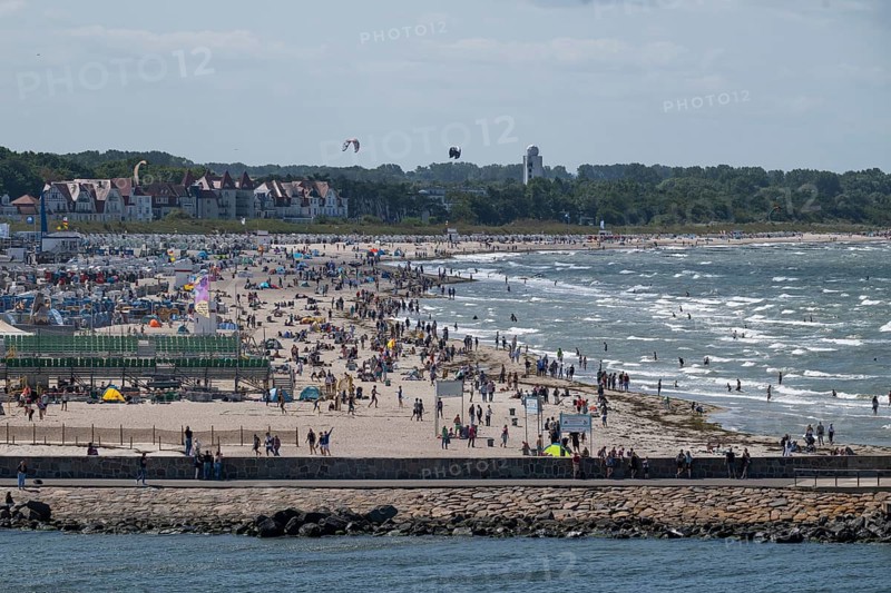 Kitesurfer over lively beach, surf, Warnemünde, Rostock, Mecklenburg-Vorpommern, Germany