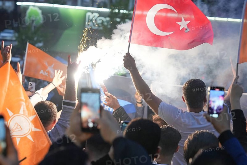 Gaziantep, Türkiye – May 28, 2023. Supporters of President Recep Tayyip Erdogan celebrate in the streets after his victory in the presidential election against rival Kemal Kiliçdaroglu. Erdogan received 52.18% of the vote in the runoff, securing his third presidential term, Gaziantep, Gaziantep, Türkiye