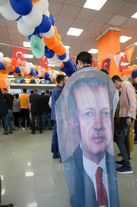 Gaziantep, Türkiye – May 28, 2023. Members of the ruling Justice and Development Party (AKP) follow the announcement of results in the presidential election contested between President Recep Tayyip Erdogan and opposition candidate Kemal Kiliçdaroglu, Gaziantep, Gaziantep, Türkiye