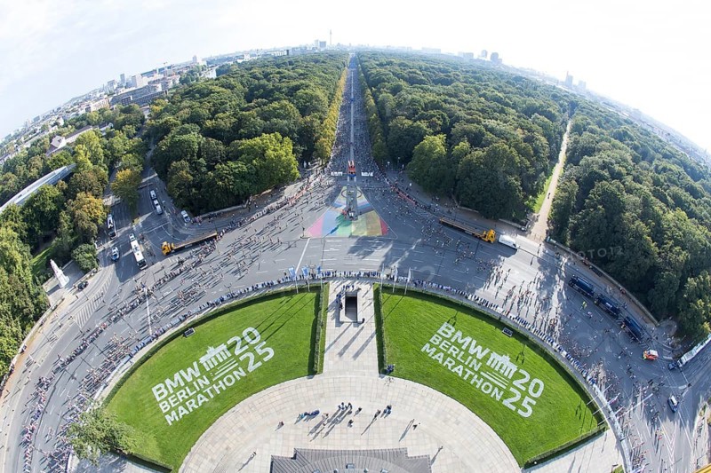 View from the Victory Column to the Großer Stern and the Straße des 17. Juni at the 51st BMW Berlin Marathon 2025 on 21.09.2025 Note: the photo was taken with a fisheye lens