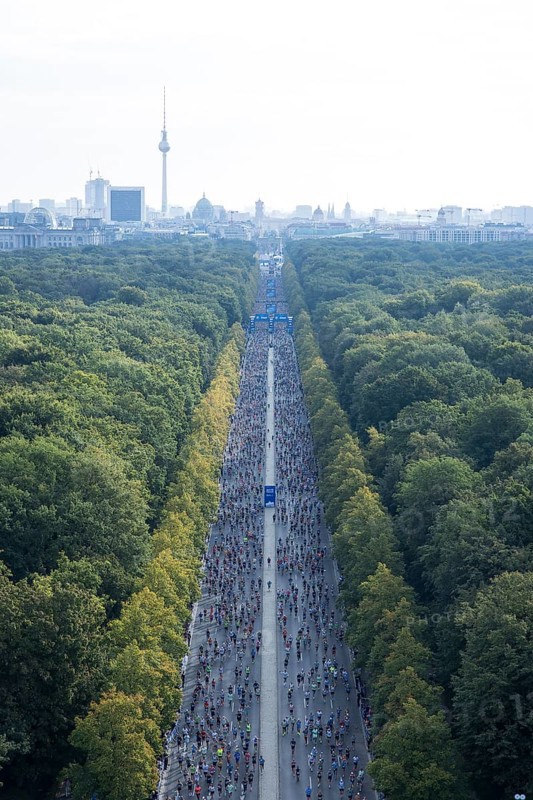 View from the Victory Column onto Straße des 17. Juni towards the Brandenburg Tor at the 51st BMW Berlin Marathon 2025 on 21 September 2025