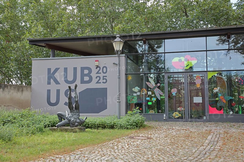 Entrance to the Cube 2025 to the art museum Kloster Unser Lieben Frauen and sculpture Ringergruppe by Joachim Jastram 1973, Modernes Gebäude, Magdeburg, Saxony-Anhalt, Germany