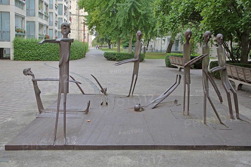 Sculpture vertschaupet II by Schang Hutter 1980, sculptures, stick figures, many, figures with slender arms and legs, thin, narrow, body, long, sculpture group, Magdeburg, Saxony-Anhalt, Germany
