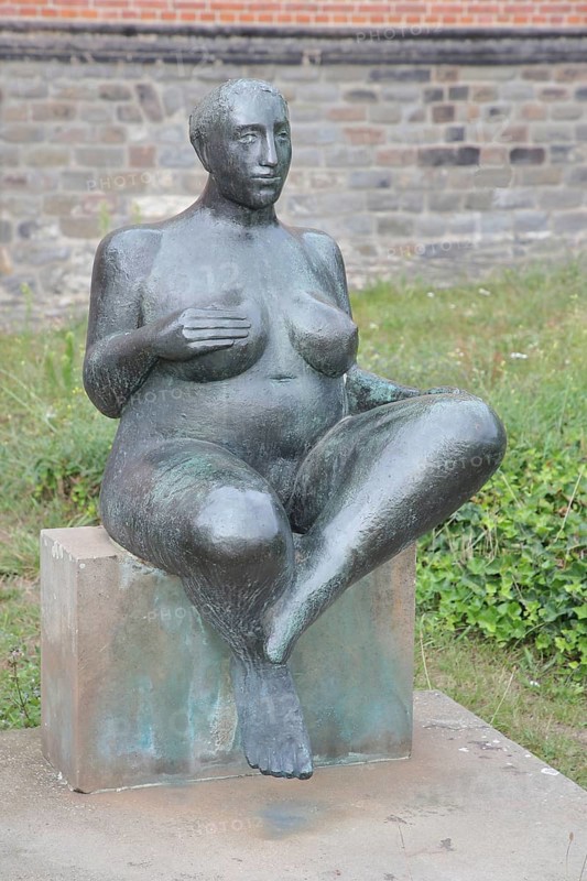 Sculpture Sitting woman - Expectation by Peter Kern 1984, bronze sculpture, squatting plump nude female figure, plump, one hand on breast, Sculpture Park, Magdeburg, Saxony-Anhalt, Germany