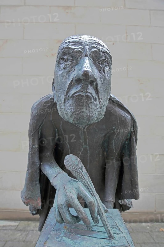 Albertus Magnus by Heinrich Apel 1985, medieval scholar and bishop writing with quill, bronze sculpture, monument, face, head, nose, look, gaze, gaze, see, frontal, perspective, Magnus monument, St. Petri, Magdeburg, Saxony-Anhalt, Germany