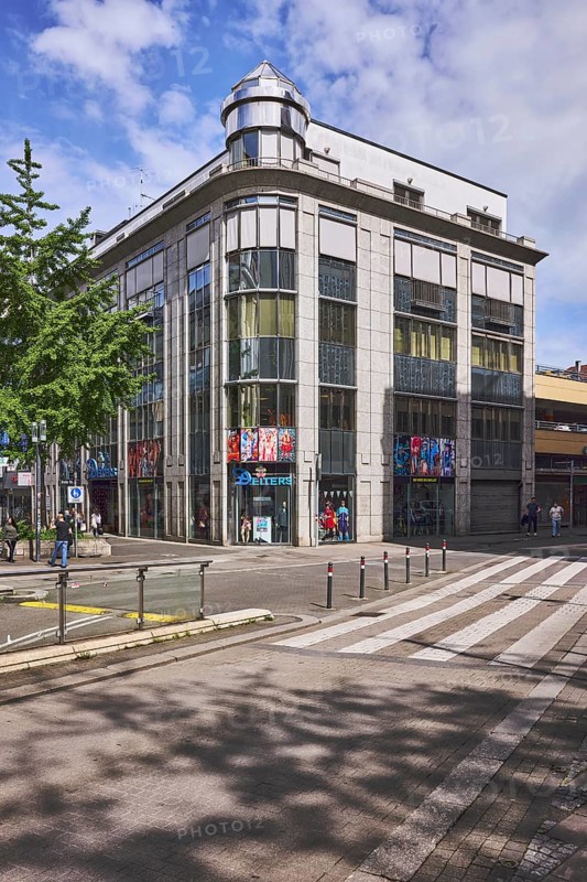 Costumes and carnival supplies, shopping, Deiters, street, pedestrian crossing, bollards, modern architecture, facade with windows, trees, blue sky, cumulus clouds, intersection Hirschstraße with Breite Straße, Stuttgart, state capital, city district Stuttgart, Baden-Württemberg, Germany