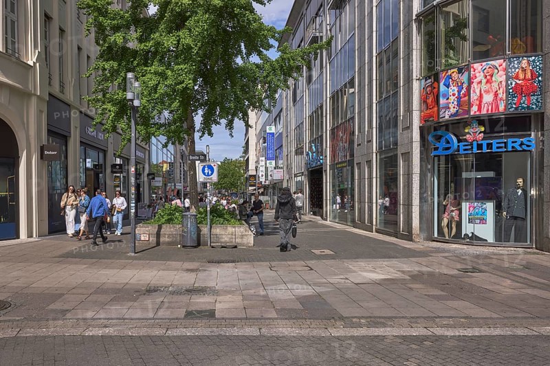 Pedestrian zone, traffic sign, general architecture, shops, costumes and carnival supplies, Deiters, pedestrians as accessories, trees, blue sky, intersection Hirschstraße with Breite Straße, Stuttgart, state capital, city district Stuttgart, Baden-Württemberg, Germany