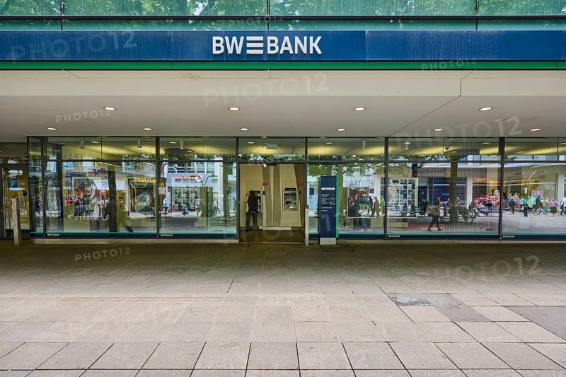 Baden-Württembergische Bank, BW-Bank, pedestrian zone, building, facade, entrance area, shop window, pavement made of paving slabs, Königstraße, Stuttgart, state capital, city district of Stuttgart, Baden-Württemberg, Germany