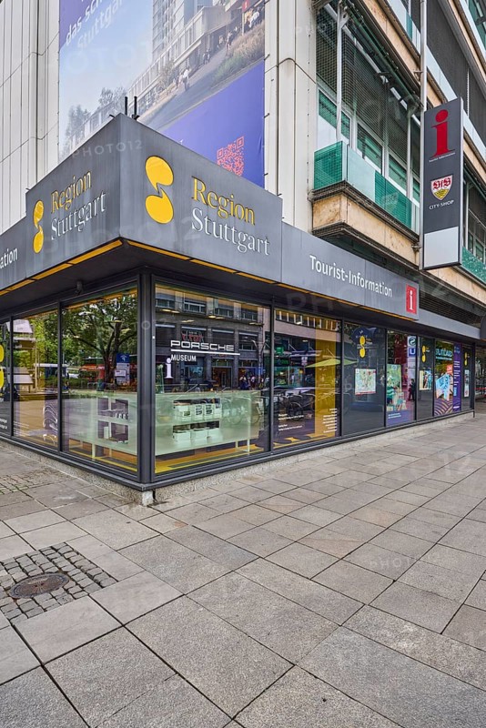 Tourist information centre, building, shop window, pavement made of paving slabs, pedestrian zone, cloudy, diffuse light, intersection Arnulf-Klett-Platz with Königstraße, Stuttgart, state capital, Stuttgart city district, Baden-Württemberg, Germany
