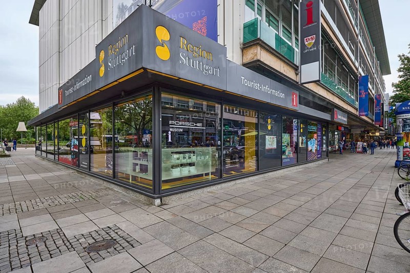 Tourist information centre, building, shop window, pavement made of paving slabs, pedestrian zone, cloudy, diffuse light, intersection Arnulf-Klett-Platz with Königstraße, Stuttgart, state capital, Stuttgart city district, Baden-Württemberg, Germany