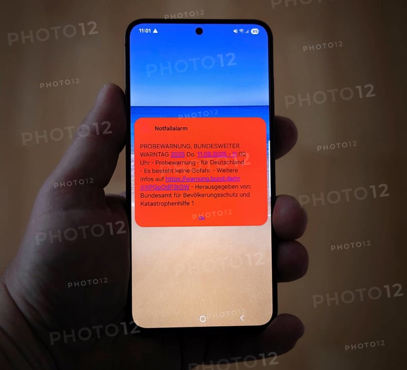 On 11 September 2025 at 11:00 a.m., a test warning appears on a smartphone, issued by the Federal Office of Civil Protection Disaster Assistance, Frankfurt, Heassen, Germany