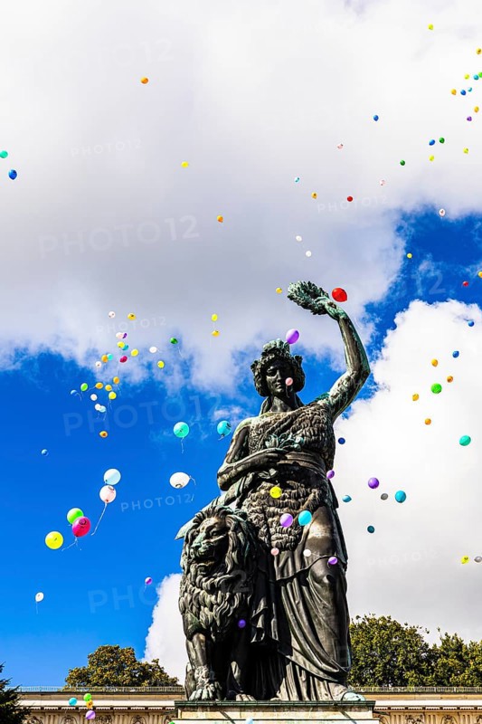 Colourful balloons rise high above the statue of Bavaria into the white-blue sky, grand finale of the Wiesnwirte Platzkonzert, Festwiese, Theresienwiese, Oktoberfest, Munich, Upper Bavaria, Bavaria, Germany