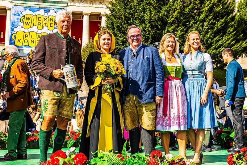 Guests of honour on the Bavarian Radio stage at the grand finale of the Wiesnwirte Platzkonzert, Festwiese, Theresienwiese, Oktoberfest, Munich, Upper Bavaria, Bavaria, Germany