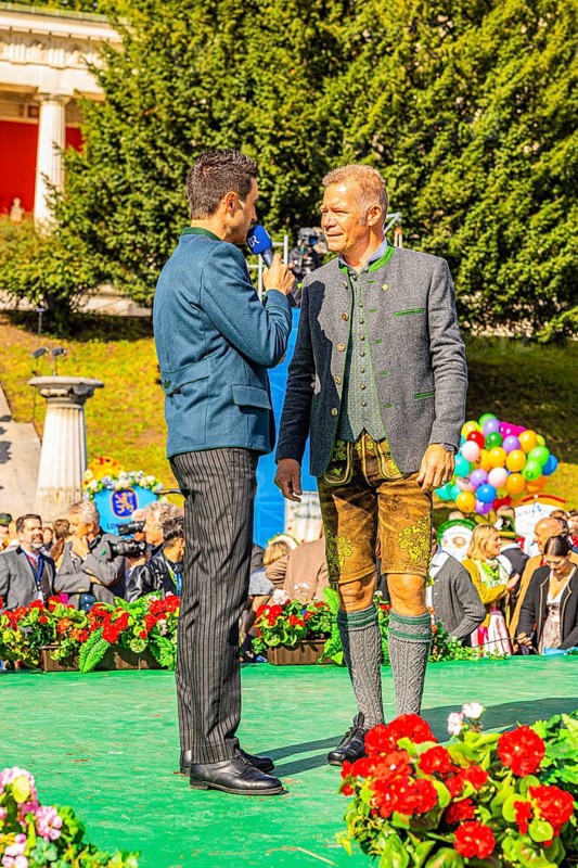 Bavarian Radio presenter Dominik Göbl in conversation with the head of the Paulaner Brewery Andreas Steinfatt, Wiesnwirte Platzkonzert, Festwiese, Theresienwiese, Oktoberfest, Munich, Upper Bavaria, Bavaria, Germany