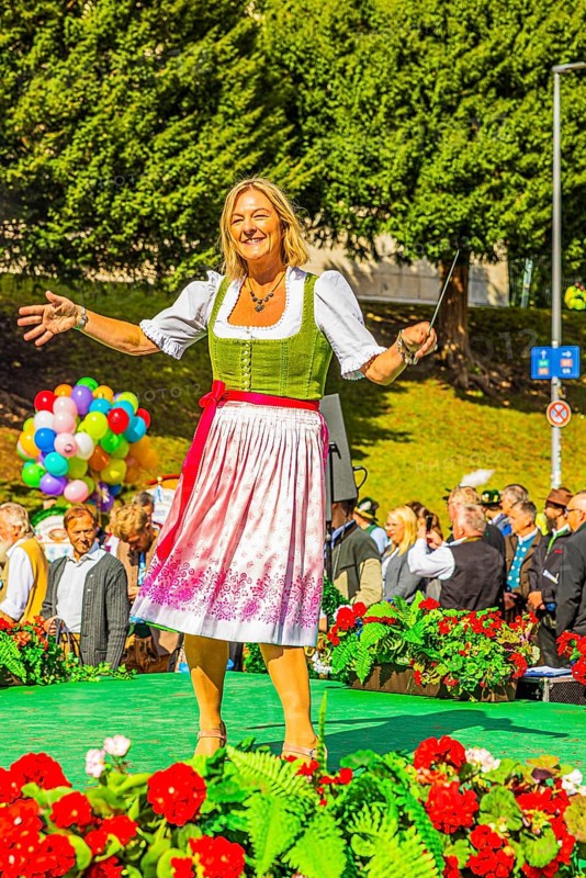 Wiesn city councillor Anja Berger conducts the musicians of the Wiesnwirte Platzkonzert, Festwiese, Theresienwiese, Oktoberfest, Munich, Upper Bavaria, Bavaria, Germany