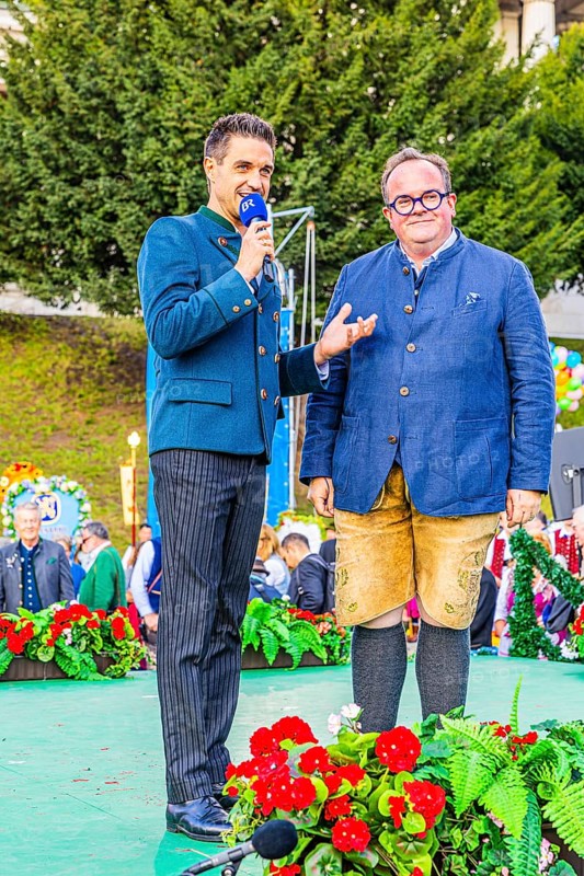 Bavarian Radio presenter Dominik Glöbl talks to Oktoberfest boss Clemens Baumgärtner, Wiesnwirte Platzkonzert, Festwiese, Theresienwiese, Oktoberfest, Munich, Upper Bavaria, Bavaria, Germany