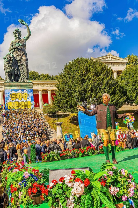 The Lord Mayor of the City of Munich conducts the musicians of the Wiesnwirte square concert under the statue of Bavaria, Festwiese, Theresienwiese, Oktoberfest, Munich, Upper Bavaria, Bavaria, Germany