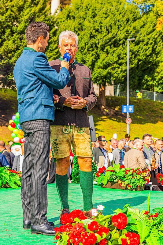 Bavarian Radio presenter Dominik Göbl in conversation with the Lord Mayor of the City of Munich Dieter horse-rider, Wiesnwirte Platzkonzert, Festwiese, Theresienwiese, Oktoberfest, Munich, Upper Bavaria, Bavaria, Germany