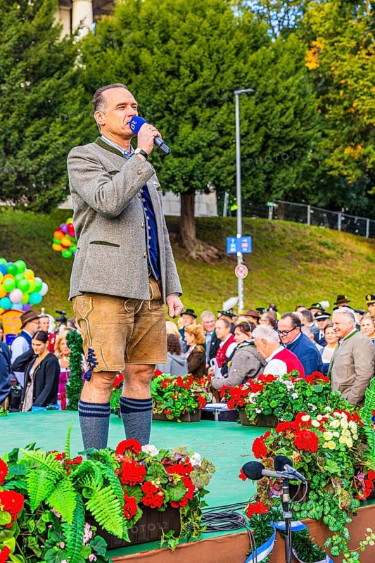The publican Peter Inselkammer on the stage of the Bavarian Radio, Wiesnwirte Platzkonzert, Festwiese, Theresienwiese, Oktoberfest, Munich, Upper Bavaria, Bavaria, Germany