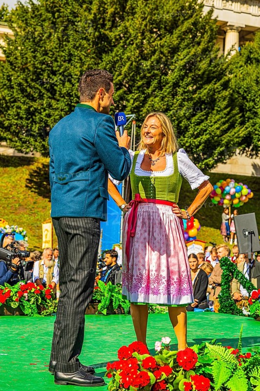 Bavarian Radio presenter Dominik Göbl in conversation with Wiesn city councillor Anja Berger, Wiesnwirte Platzkonzert, Festwiese, Theresienwiese, Oktoberfest, Munich, Upper Bavaria, Bavaria, Germany