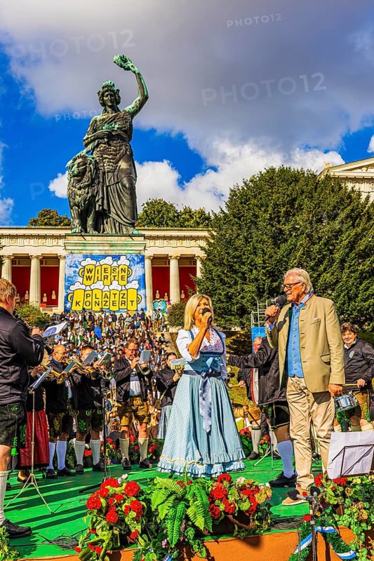 Performance of the folk music duo Marianne and Michael on the stage of the Bayrischer Rundfunk at the Wiesnwirte Platzkonzert, below the statue of Bavaria, Festwiese, Theresienwiese, Oktoberfest, Munich, Upper Bavaria, Bavaria, Germany